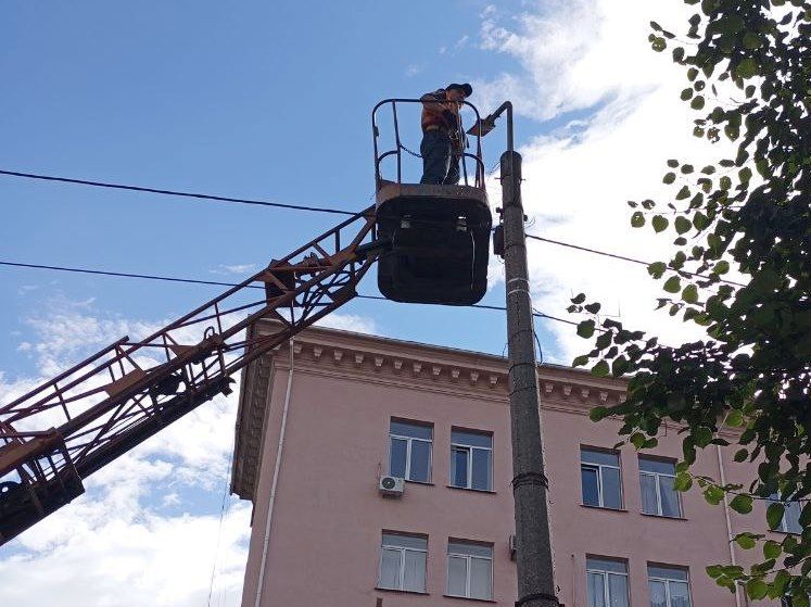 Коммунальные службы проводят работы на территории города Коммунальные службы проводят работы на территории города