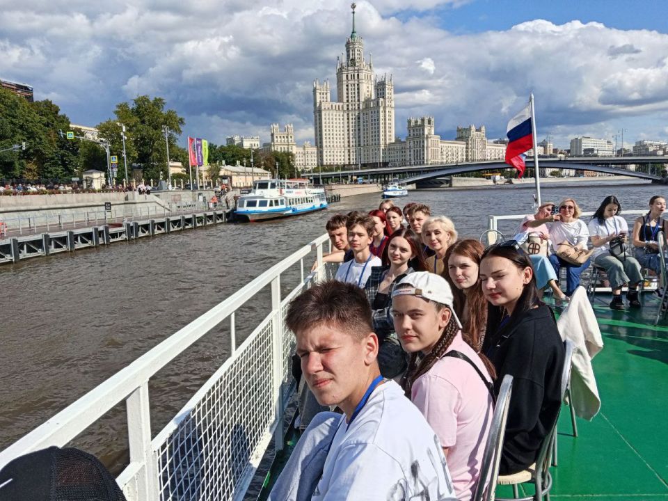 Обучающиеся Брянковской специализированной школы №1 совершили увлекательное путешествие, отправившись в сердце нашей страны — Москву Обучающиеся Брянковской специализированной школы №1 совершили увлекательное путешествие, отправившись в сердце нашей страны — Москву