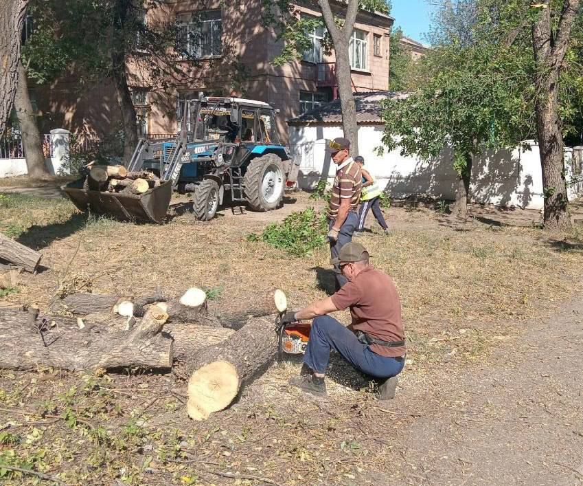 Коммунальные службы проводят работы на территории города Коммунальные службы проводят работы на территории города