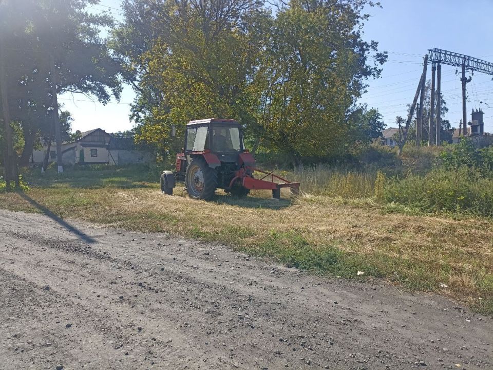 По поручению Главы городского округа город Ровеньки выполнены работы по механизированному покосу травы по ул. Школьная, вдоль обочин по ул. Свердлова, ул. Транспортная и ул. Ленина пгт Новодарьевка, с применением... По поручению Главы городского округа город Ровеньки выполнены работы по механизированному покосу травы по ул. Школьная, вдоль обочин по ул. Свердлова, ул. Транспортная и ул. Ленина пгт Новодарьевка, с применением...