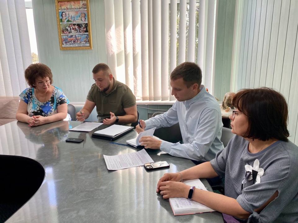 Марина Филиппова: Сегодня провела встречу с министром молодежной политики ЛНР Михаилом Голубовичем Марина Филиппова: Сегодня провела встречу с министром молодежной политики ЛНР Михаилом Голубовичем