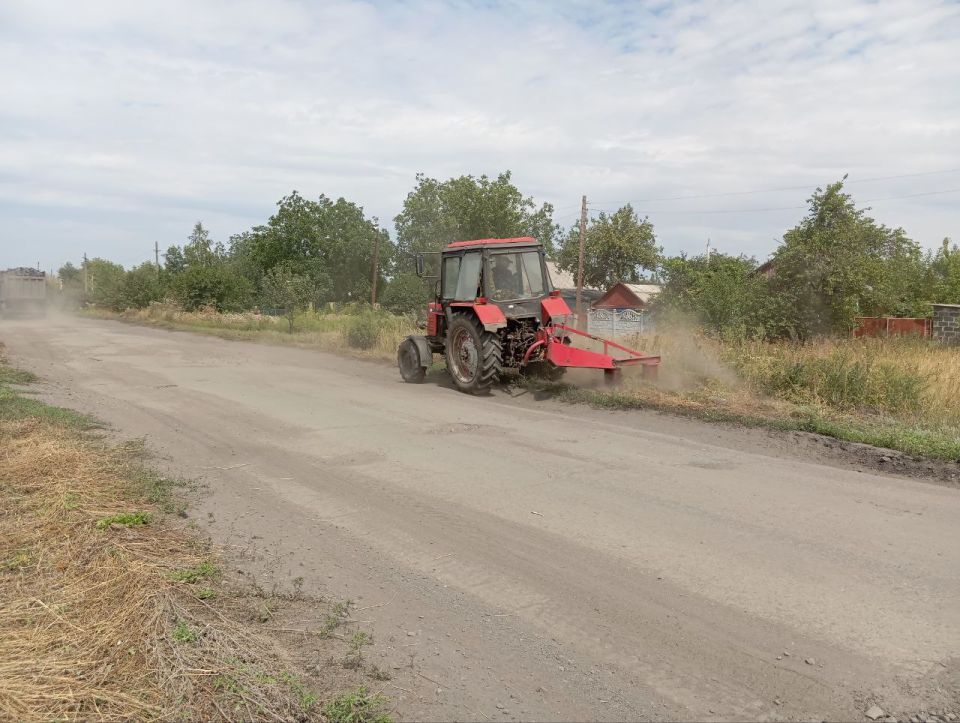 По поручению Главы городского округа город Ровеньки выполнены работы по механизированному покосу травы по ул. Школьная, вдоль обочин по ул. Свердлова, ул. Транспортная и ул. Ленина пгт Новодарьевка, с применением... По поручению Главы городского округа город Ровеньки выполнены работы по механизированному покосу травы по ул. Школьная, вдоль обочин по ул. Свердлова, ул. Транспортная и ул. Ленина пгт Новодарьевка, с применением...