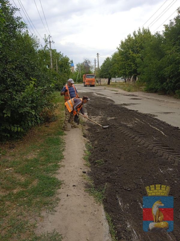Коммунальные службы Лисичанска проводят подсыпку и укатку дорожного полотна Коммунальные службы Лисичанска проводят подсыпку и укатку дорожного полотна