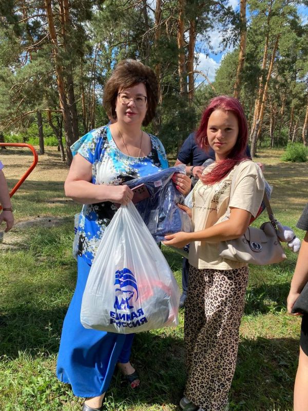 Марина Филиппова: В преддверии нового учебного года совместно с Председателем Совета Новоайдарского округа Павлом Гречишкиным и Секретарем местного отделения «Единой России» Сергеем Твердохлебом поддержали партийную акцию... Марина Филиппова: В преддверии нового учебного года совместно с Председателем Совета Новоайдарского округа Павлом Гречишкиным и Секретарем местного отделения «Единой России» Сергеем Твердохлебом поддержали партийную акцию...