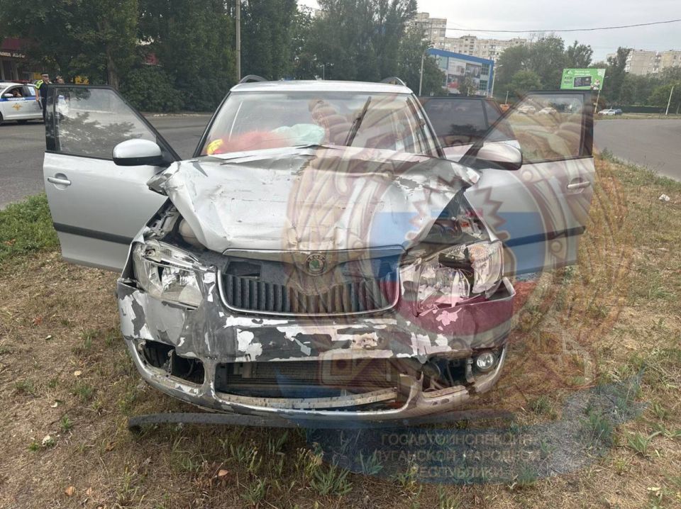 В Луганске сотрудники Госавтоинспекции разбираются в обстоятельствах ДТП, в котором пострадал несовершеннолетний пассажир