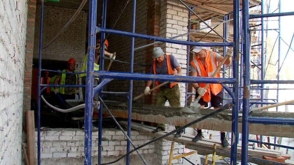 Тюменские строители завершают заливку пола и кровли в ходе капитального ремонта помещений ЗАГСа г. Краснодона. Площадь составляет 600 и 800 квадратных метров соответственно Тюменские строители завершают заливку пола и кровли в ходе капитального ремонта помещений ЗАГСа г. Краснодона. Площадь составляет 600 и 800 квадратных метров соответственно
