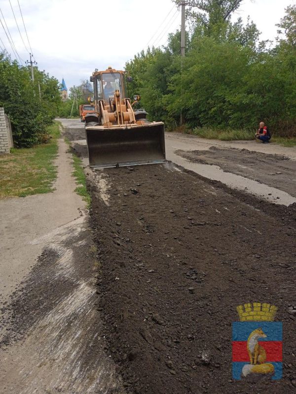 Коммунальные службы Лисичанска проводят подсыпку и укатку дорожного полотна Коммунальные службы Лисичанска проводят подсыпку и укатку дорожного полотна