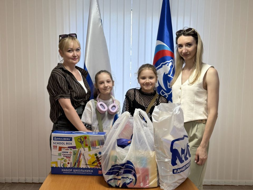 «Единая Россия» продолжает выдавать детям рюкзаки и канцелярию в рамках акции «Собери ребенка в школу» «Единая Россия» продолжает выдавать детям рюкзаки и канцелярию в рамках акции «Собери ребенка в школу»