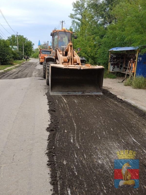 Коммунальные службы Лисичанска проводят подсыпку и укатку дорожного полотна Коммунальные службы Лисичанска проводят подсыпку и укатку дорожного полотна