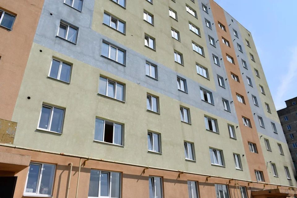 В Рубежном восстанавливают разбитый от обстрелов многоквартирный дом В Рубежном восстанавливают разбитый от обстрелов многоквартирный дом