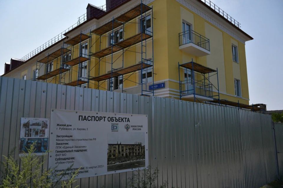В Рубежном восстанавливают разбитый от обстрелов многоквартирный дом В Рубежном восстанавливают разбитый от обстрелов многоквартирный дом