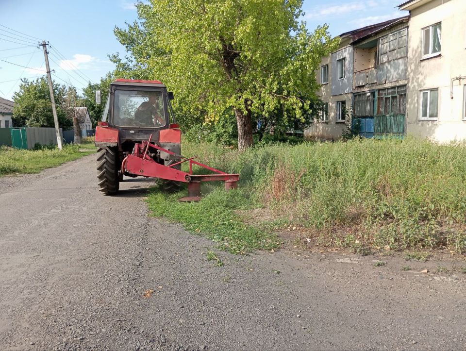 По поручению Главы городского округа город Ровеньки выполнены работы по механизированному покосу травы по ул. Школьная, вдоль обочин по ул. Свердлова, ул. Транспортная и ул. Ленина пгт Новодарьевка, с применением... По поручению Главы городского округа город Ровеньки выполнены работы по механизированному покосу травы по ул. Школьная, вдоль обочин по ул. Свердлова, ул. Транспортная и ул. Ленина пгт Новодарьевка, с применением...