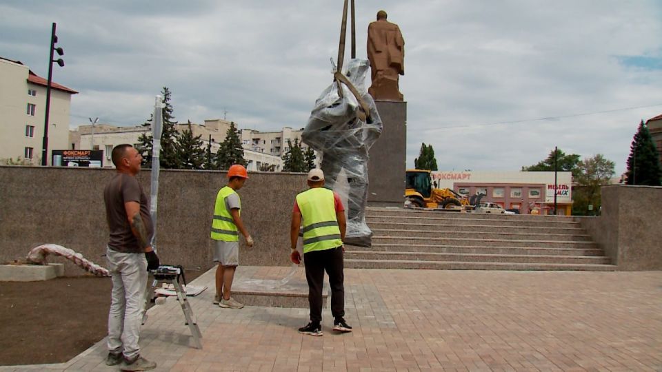 В Краснодоне прошла установка двух скульптур — нефтяника и шахтёра В Краснодоне прошла установка двух скульптур — нефтяника и шахтёра