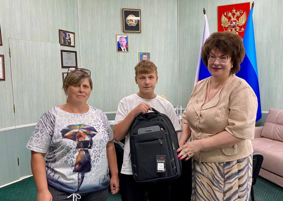 «Единая Россия» продолжает выдавать детям рюкзаки и канцелярию в рамках акции «Собери ребенка в школу» «Единая Россия» продолжает выдавать детям рюкзаки и канцелярию в рамках акции «Собери ребенка в школу»