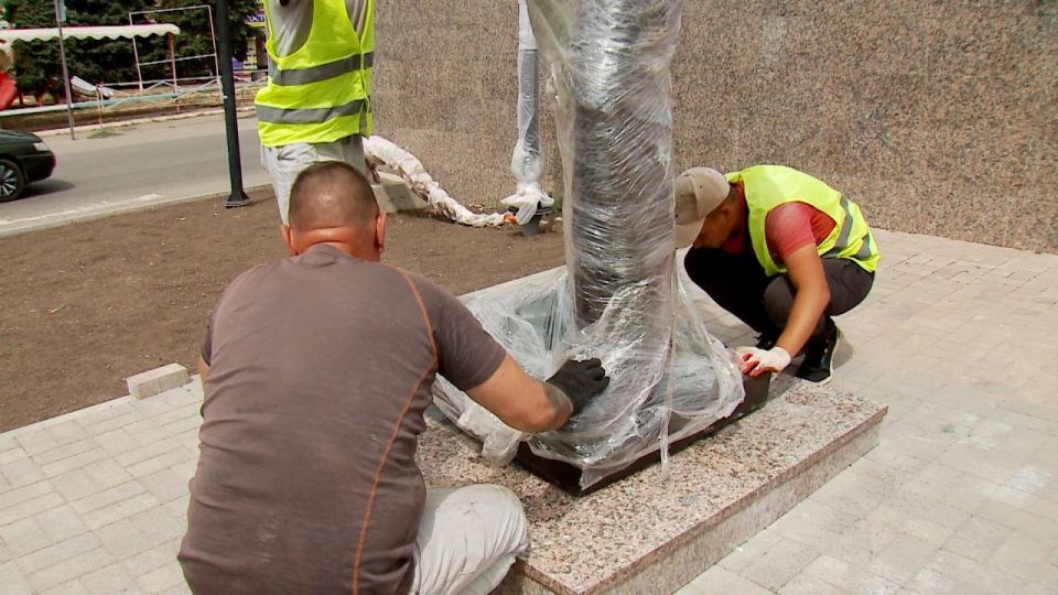 В Краснодоне прошла установка двух скульптур — нефтяника и шахтёра В Краснодоне прошла установка двух скульптур — нефтяника и шахтёра