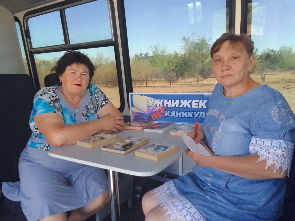 Читающий автобус в пути: летний читальный зал «У книг нет каникул!» в селе Нижнедеревечка Читающий автобус в пути: летний читальный зал «У книг нет каникул!» в селе Нижнедеревечка
