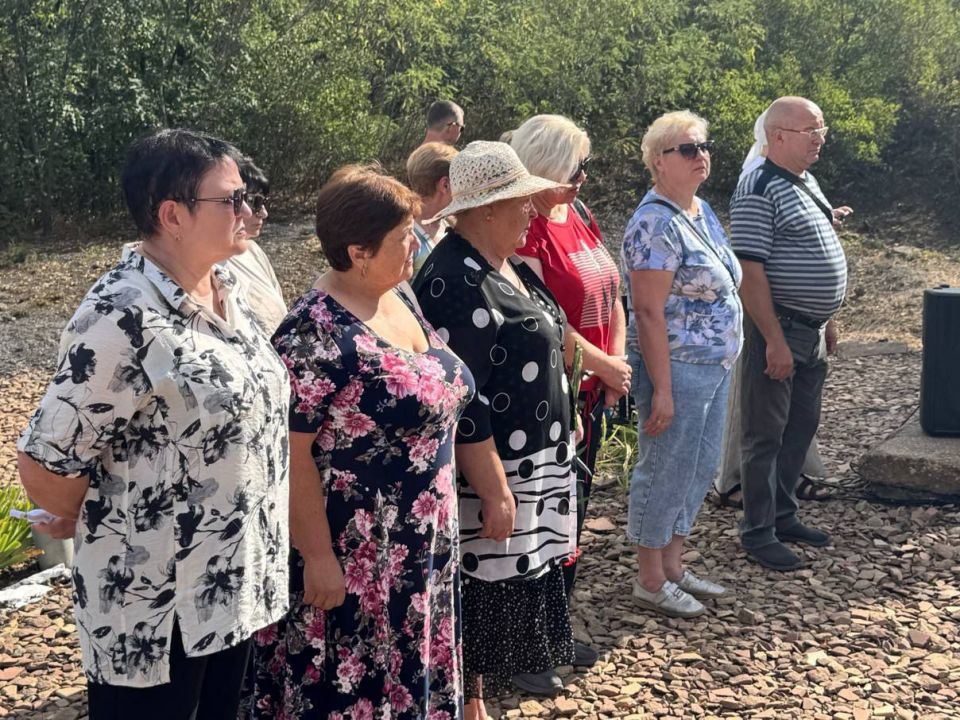 Представители ТИК Красного Луча почтили память защитников Отечества Представители ТИК Красного Луча почтили память защитников Отечества