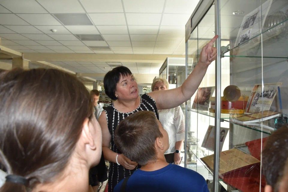 Краснодонский ордена Дружбы народов музей «Молодая гвардия» представил выставку, посвященную столетию со дня рождения героя-молодогвардейца Сергея Тюленина Краснодонский ордена Дружбы народов музей «Молодая гвардия» представил выставку, посвященную столетию со дня рождения героя-молодогвардейца Сергея Тюленина