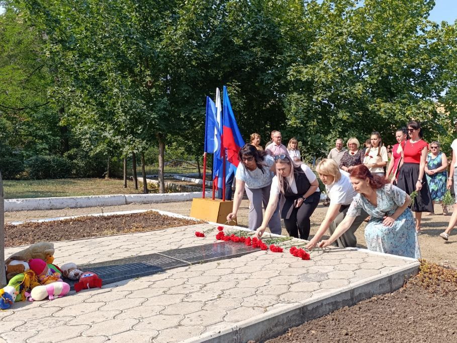 В Антраците почтили память защитников Донбасса В Антраците почтили память защитников Донбасса