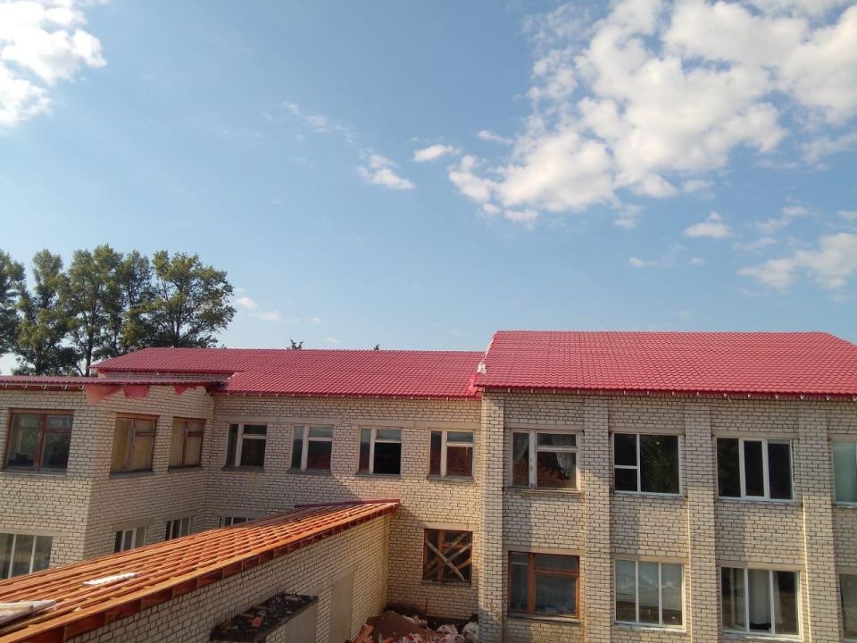 В Газопроводской средней школе завершается монтаж металлочерепицы В Газопроводской средней школе завершается монтаж металлочерепицы