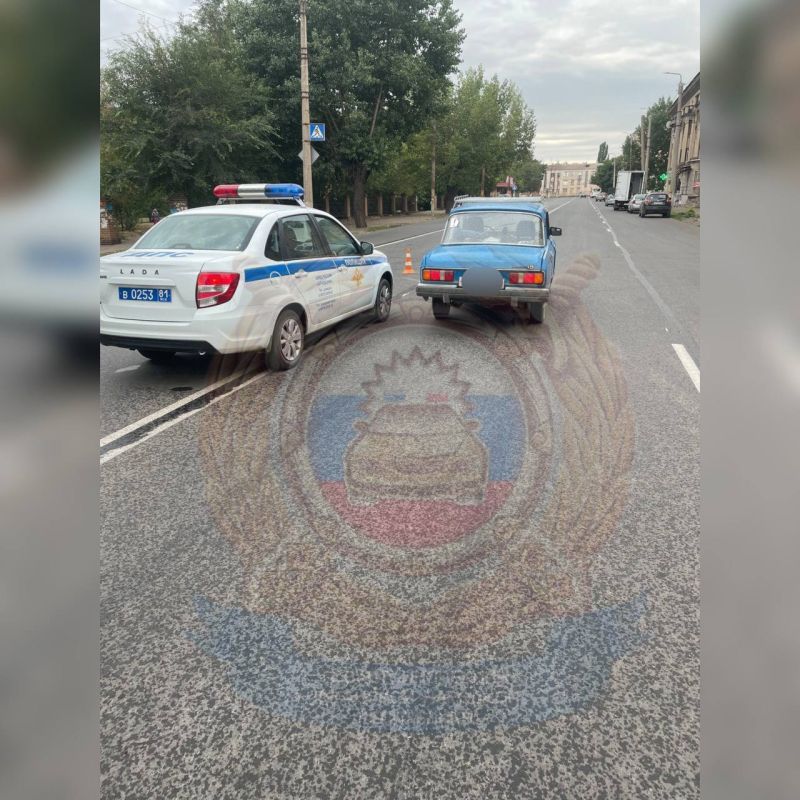 Сотрудники полиции устанавливают причины и условия дорожного происшествия с несовершеннолетним пешеходом