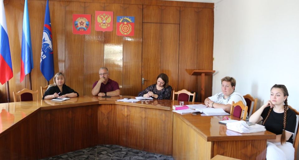 Глава Антрацитовского муниципального округа, Секретарь местного отделения партии «Единая Россия» Сергей Саенко провёл рабочее совещание с сотрудниками отдела по делам территорий Администрации Глава Антрацитовского муниципального округа, Секретарь местного отделения партии «Единая Россия» Сергей Саенко провёл рабочее совещание с сотрудниками отдела по делам территорий Администрации