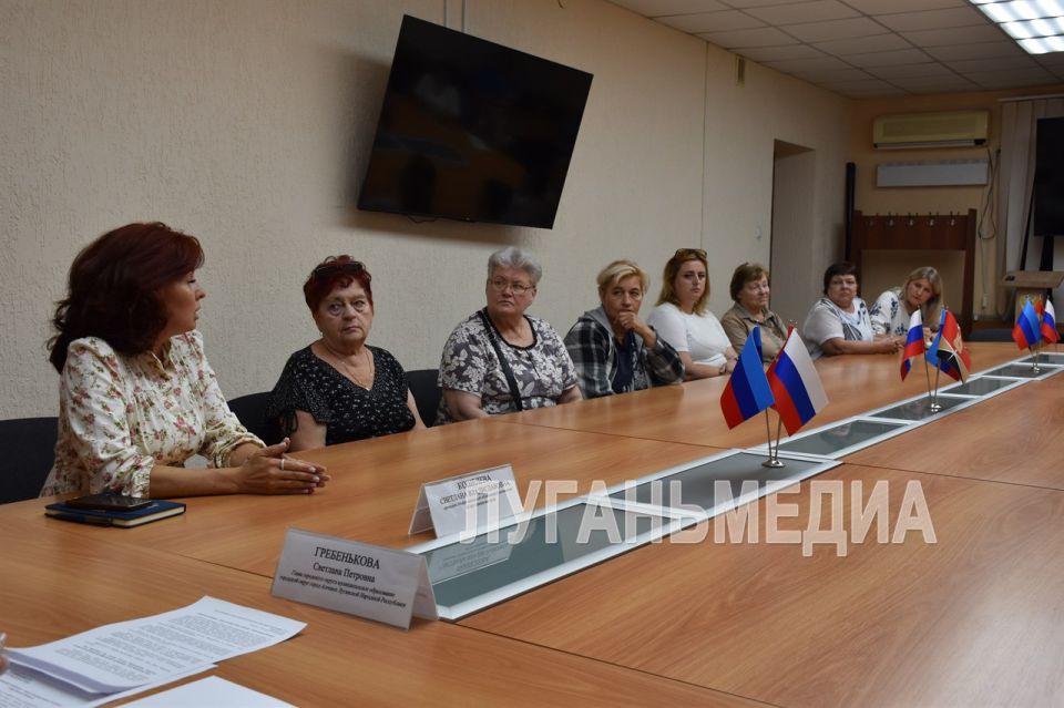 В Алчевске состоялась встреча семей участников СВО с руководителем общественной организации «Союз офицерских жен» Светланой Кошелевой В Алчевске состоялась встреча семей участников СВО с руководителем общественной организации «Союз офицерских жен» Светланой Кошелевой