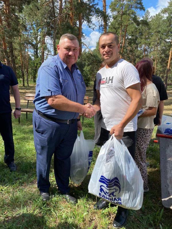Единороссы передали спортивную форму для воспитанников Новоайдарской санаторной школы-интерната Единороссы передали спортивную форму для воспитанников Новоайдарской санаторной школы-интерната