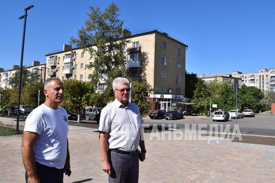 В Краснодоне на аллее Дружбы установили скульптуры шахтера и нефтяника и приступили к озеленению В Краснодоне на аллее Дружбы установили скульптуры шахтера и нефтяника и приступили к озеленению