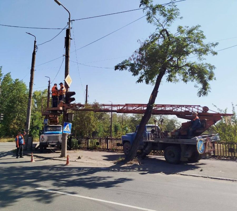 Коммунальные службы проводят работы на территории города Коммунальные службы проводят работы на территории города