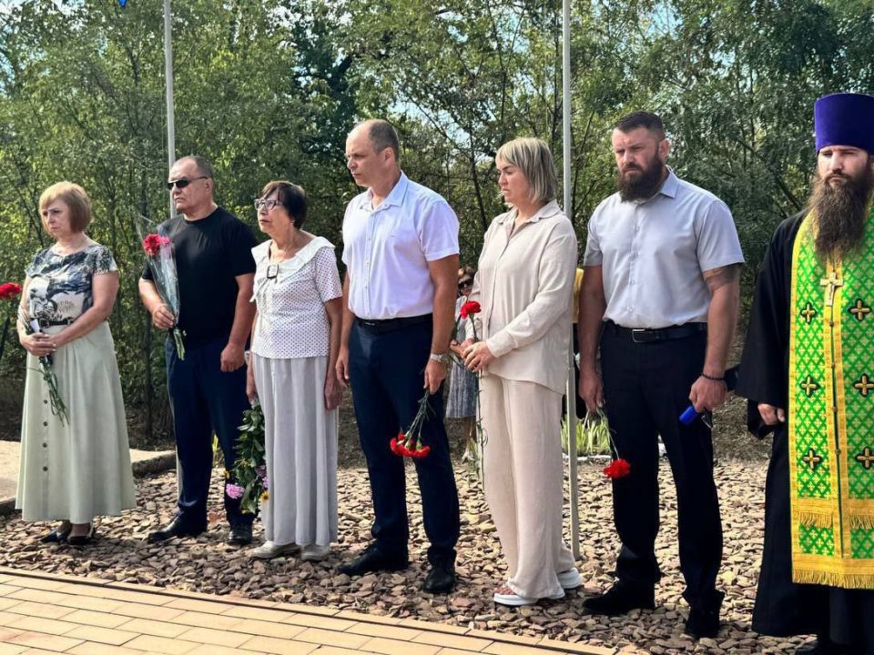 Представители ТИК Красного Луча почтили память защитников Отечества Представители ТИК Красного Луча почтили память защитников Отечества