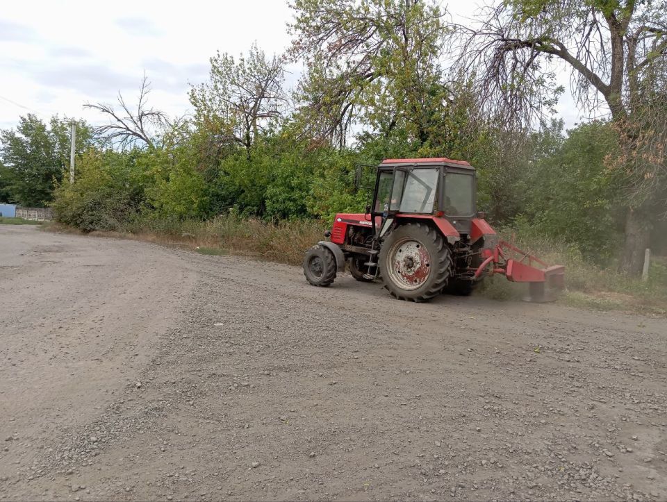 По поручению Главы городского округа город Ровеньки выполнены работы по механизированному покосу травы по ул. Школьная, вдоль обочин по ул. Свердлова, ул. Транспортная и ул. Ленина пгт Новодарьевка, с применением... По поручению Главы городского округа город Ровеньки выполнены работы по механизированному покосу травы по ул. Школьная, вдоль обочин по ул. Свердлова, ул. Транспортная и ул. Ленина пгт Новодарьевка, с применением...