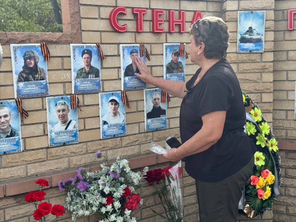 Представители ТИК Красного Луча почтили память защитников Отечества Представители ТИК Красного Луча почтили память защитников Отечества