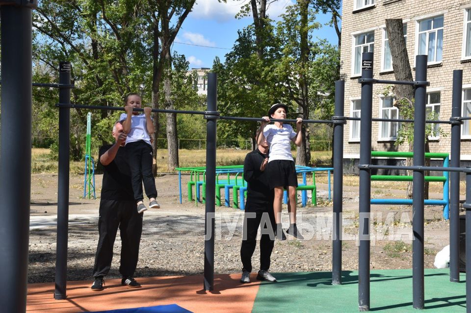 В стахановской школе открыли новую спортивную площадку В стахановской школе открыли новую спортивную площадку