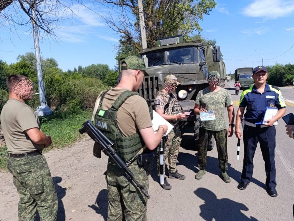 Сотрудники ОГИБДД ОМВД России «Марковский» совместно с сотрудниками Военной автоинспекции провели профилактическое мероприятие по соблюдению ПДД военнослужащими Сотрудники ОГИБДД ОМВД России «Марковский» совместно с сотрудниками Военной автоинспекции провели профилактическое мероприятие по соблюдению ПДД военнослужащими
