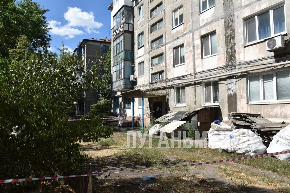 Ставропольцы продолжают в Антраците капитальный ремонт кровель многоквартирных домов Ставропольцы продолжают в Антраците капитальный ремонт кровель многоквартирных домов