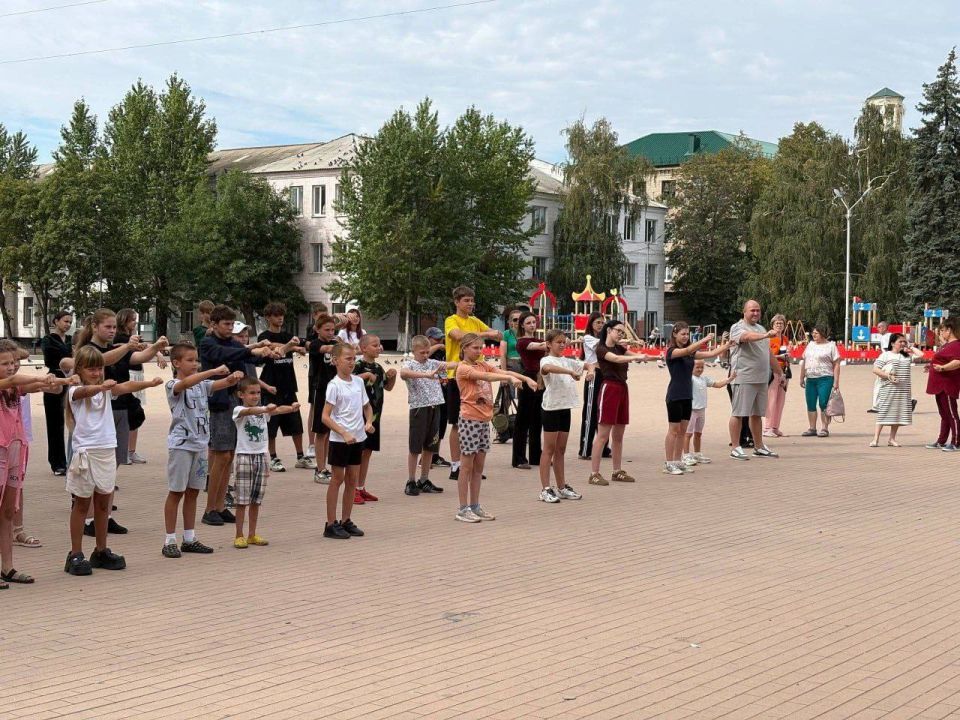 В рамках общероссийской акции "Зарядка со стражем порядка" сотрудники ОГИБДД ОМВД России "Краснолучский" провели серию профилактических бесед, направленных на повышение осведомленности о правилах дорожного движения среди...