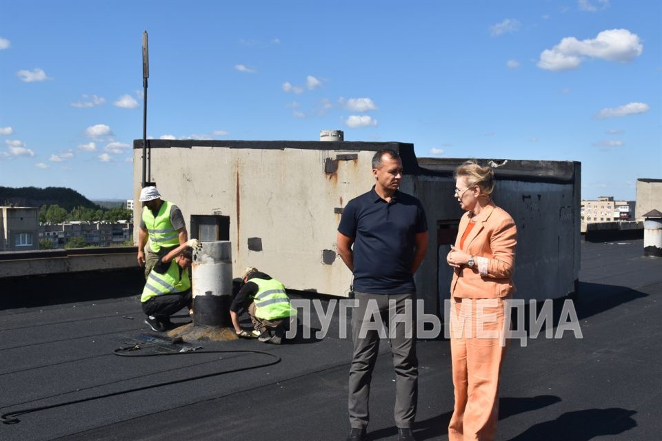 В Кировске подрядная организация региона-шефа Иркутской области приступила к завершающему этапу работ по ремонту кровли на квартале Центральный, дом 7 В Кировске подрядная организация региона-шефа Иркутской области приступила к завершающему этапу работ по ремонту кровли на квартале Центральный, дом 7