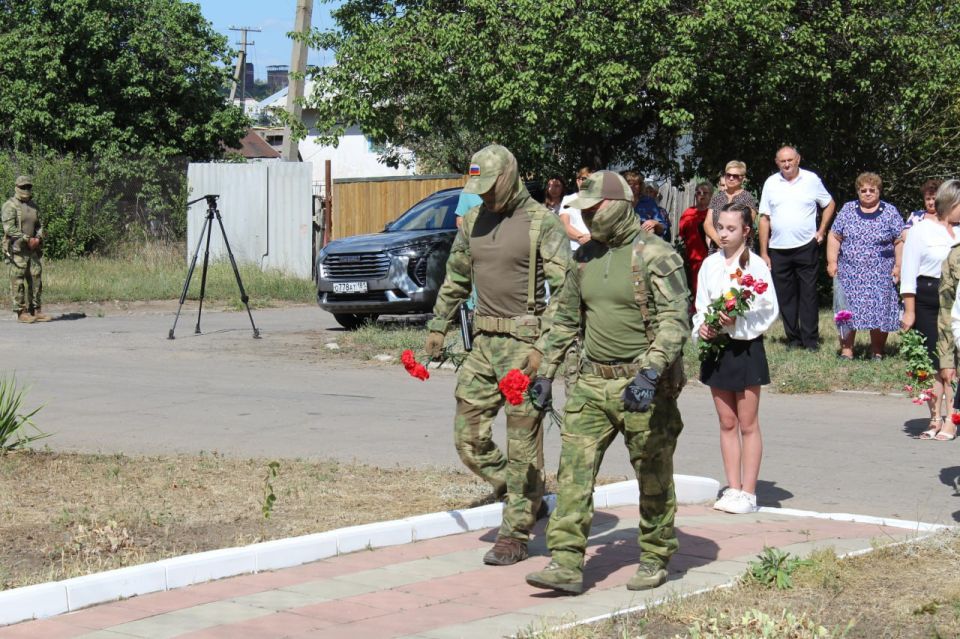 Сергей Козенко: Сегодня мы собрались у памятного знака, чтобы вспомнить и почтить память тех, чьи жизни унесли трагические события августа 2014 года Сергей Козенко: Сегодня мы собрались у памятного знака, чтобы вспомнить и почтить память тех, чьи жизни унесли трагические события августа 2014 года