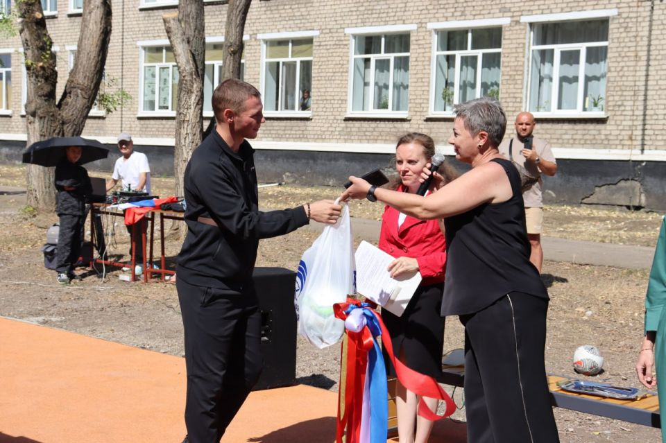 Новая спортивная площадка открылась у школы №18 в Стаханове благодаря земляку-меценату Новая спортивная площадка открылась у школы №18 в Стаханове благодаря земляку-меценату