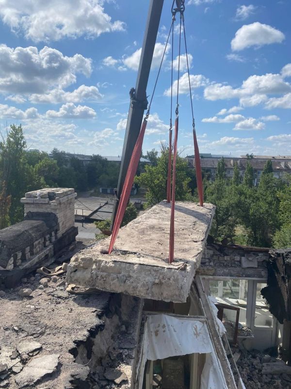В Северодонецке пермские строители демонтируют перекрытия в поврежденном доме В Северодонецке пермские строители демонтируют перекрытия в поврежденном доме