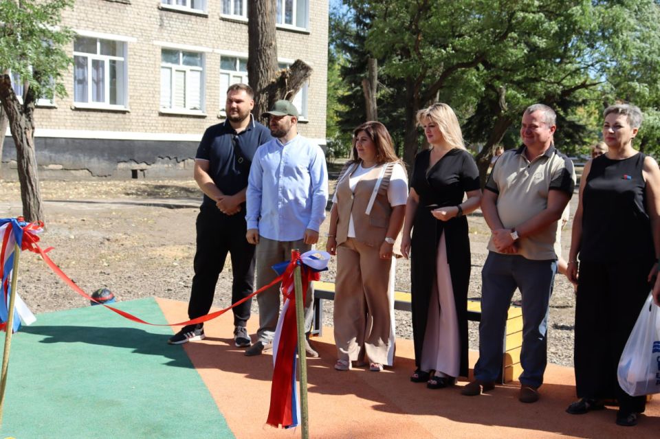 Новая спортивная площадка открылась у школы №18 в Стаханове благодаря земляку-меценату Новая спортивная площадка открылась у школы №18 в Стаханове благодаря земляку-меценату