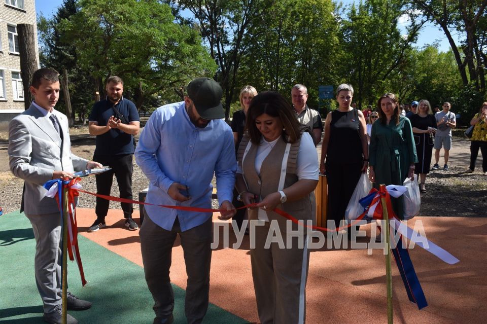 В стахановской школе открыли новую спортивную площадку В стахановской школе открыли новую спортивную площадку
