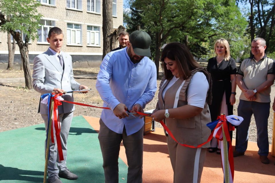 Новая спортивная площадка открылась у школы №18 в Стаханове благодаря земляку-меценату Новая спортивная площадка открылась у школы №18 в Стаханове благодаря земляку-меценату