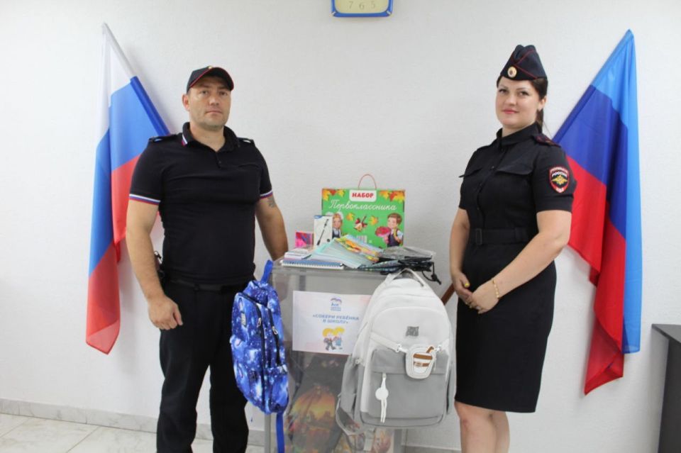 Новопсковские правоохранители присоединились к акции «Собери ребёнка в школу»