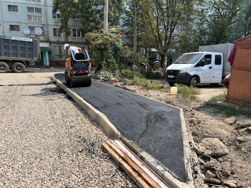 Сергей Козенко: В городе Краснодоне в квартале Советский продолжается ремонт внутриквартальной дороги Сергей Козенко: В городе Краснодоне в квартале Советский продолжается ремонт внутриквартальной дороги