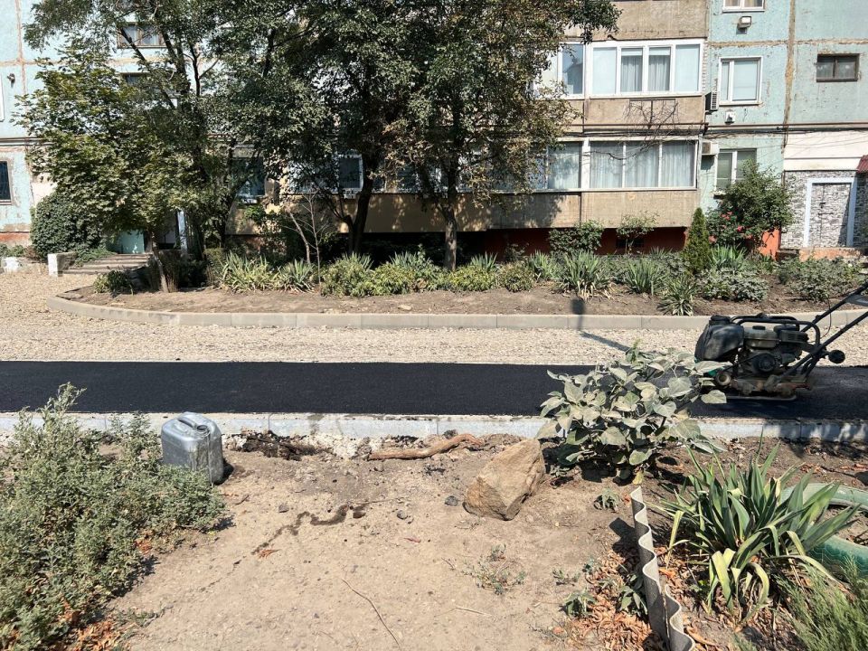 Сергей Козенко: В городе Краснодоне в квартале Советский продолжается ремонт внутриквартальной дороги Сергей Козенко: В городе Краснодоне в квартале Советский продолжается ремонт внутриквартальной дороги