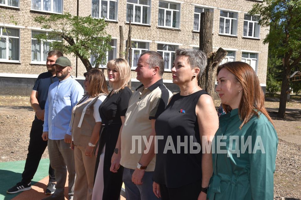 В стахановской школе открыли новую спортивную площадку В стахановской школе открыли новую спортивную площадку