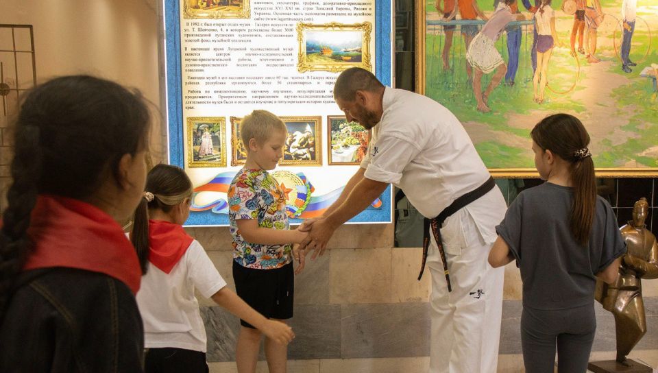 В Луганском художественном музее состоялось открытие мини-выставки «От уроков физкультуры — к большому спорту», посвященное Дню физкультурника В Луганском художественном музее состоялось открытие мини-выставки «От уроков физкультуры — к большому спорту», посвященное Дню физкультурника