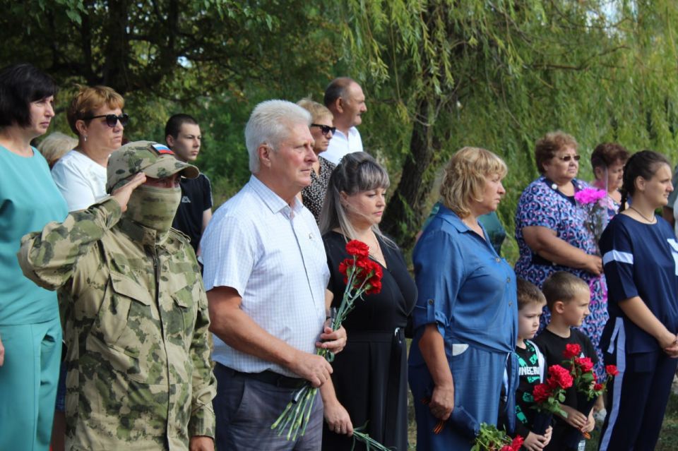 Сергей Козенко: Сегодня мы собрались у памятного знака, чтобы вспомнить и почтить память тех, чьи жизни унесли трагические события августа 2014 года Сергей Козенко: Сегодня мы собрались у памятного знака, чтобы вспомнить и почтить память тех, чьи жизни унесли трагические события августа 2014 года